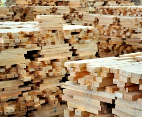 Rubber wood planks of many sizes